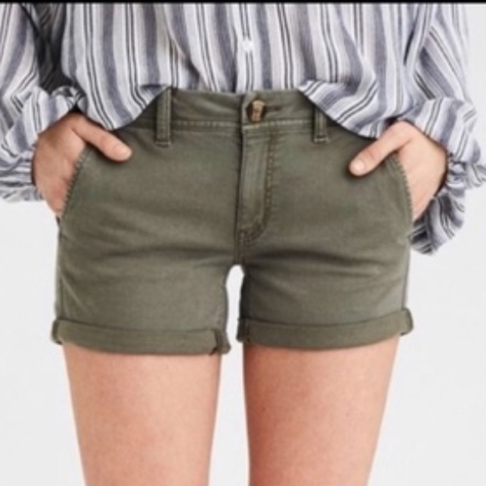 American Eagle AEO Twill Green Khaki Midi 5’ Shorts 6